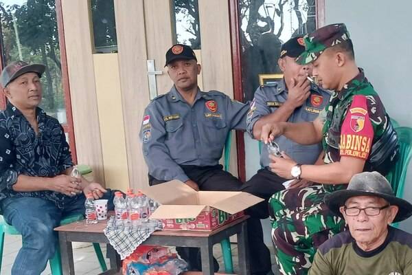 Jalin Silahturahmi, Babinsa Blimbing Komsos dengan Ketua Rukem Polowijen