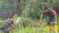 Babinsa Blimbing bersama warga Purwantoro gotong royong bersihkan TPU. (ist) - Babinsa Blimbing Bersama Warga Purwantoro Gotong Royong Bersihkan TPU