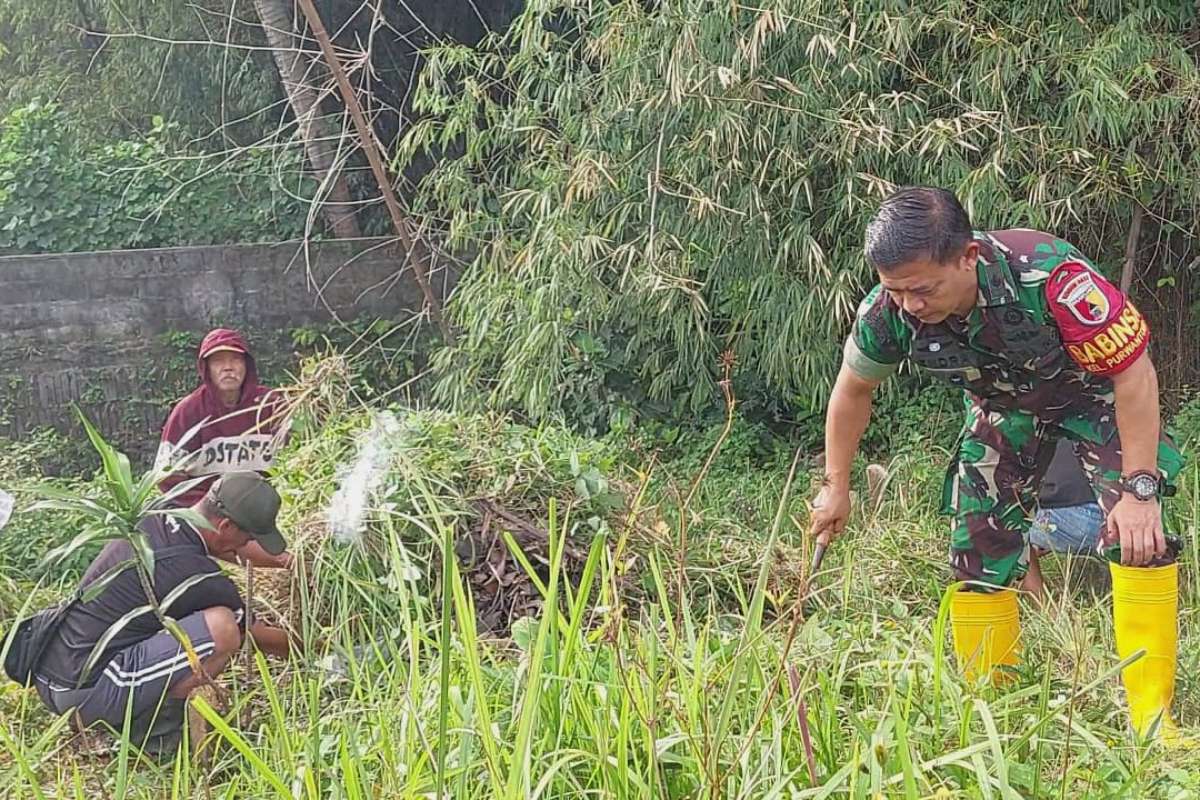 Babinsa Blimbing bersama warga Purwantoro gotong royong bersihkan TPU. (ist) - Babinsa Blimbing Bersama Warga Purwantoro Gotong Royong Bersihkan TPU