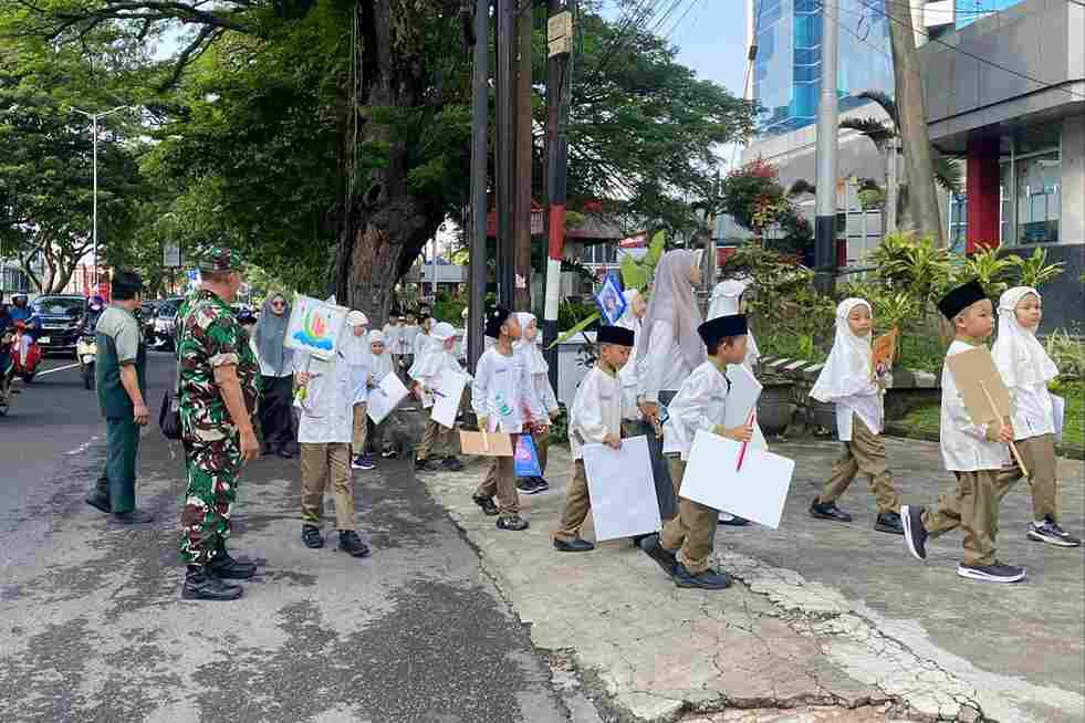 Babinsa Blimbing Dampingi Siswa SD Islam Sabilillah 1 Kirab Sambut Bulan Ramadan