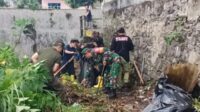 Babinsa Blimbing Karya Bakti dan Pilah Sampah di Sungai Asri Purwodadi