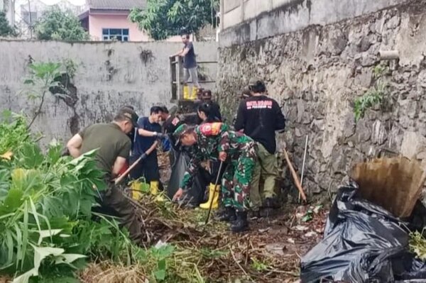 Babinsa Blimbing Karya Bakti dan Pilah Sampah di Sungai Asri Purwodadi
