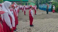Babinsa Kedungkandang Didapuk Pembina Upacara Bendera MI Nurul Huda 1