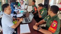 Babinsa Kidul Dalem Kota Malang Dampingi Donor Darah HPN dan HUT ke-79 PWI