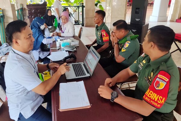 Babinsa Kidul Dalem Kota Malang Dampingi Donor Darah HPN dan HUT ke-79 PWI