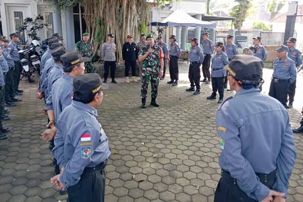 Babinsa Klojen Beri Pembekalan Kesiapsiagaan Linmas Oro-oro Dowo
