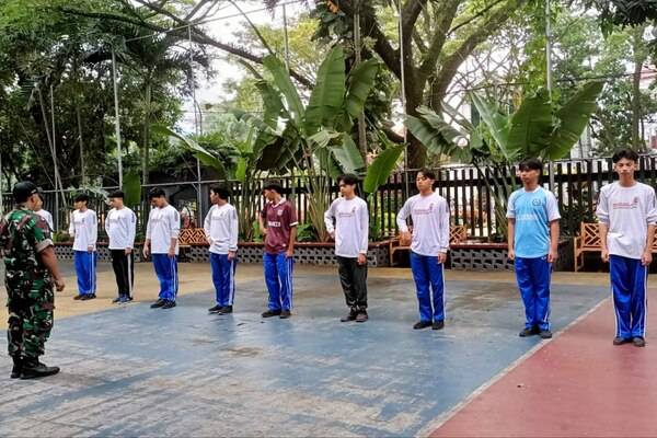 Babinsa Klojen Berikan Pendidikan Kedisplinan dan Wasbang Siswa SMAN 1 Malang