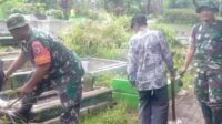 Babinsa Klojen bersama warga Kasin tanam pohon keras di Kampung Keramat. (ist) - Babinsa Klojen Bersama Warga Kasin Tanam Pohon Keras di Kampung Keramat