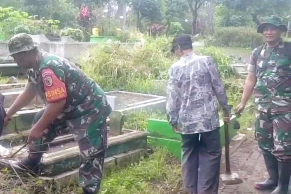 Babinsa Klojen bersama warga Kasin tanam pohon keras di Kampung Keramat. (ist) - Babinsa Klojen Bersama Warga Kasin Tanam Pohon Keras di Kampung Keramat