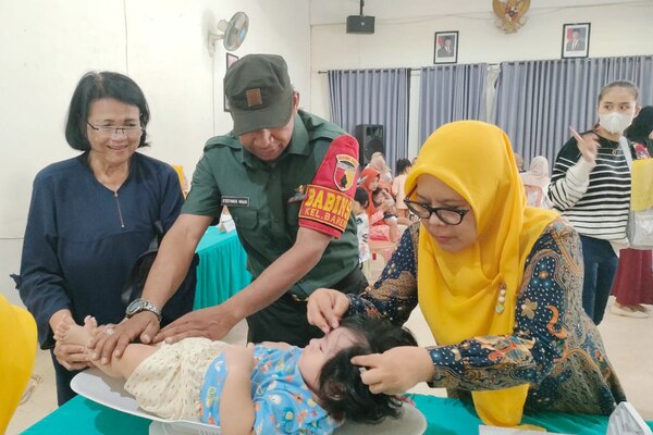 Babinsa Klojen Dampingi Posyandu Balita Bareng, Edukasi Ibu Pola Hidup Sehat