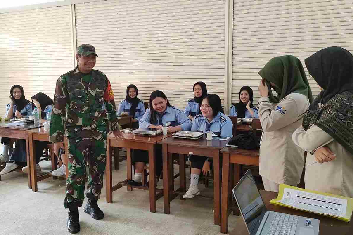 Babinsa Klojen Dampingi Pendistribusian MBG di SMK Nasional