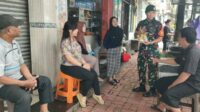 Babinsa Klojen sosialisasi waspada penipuan kepada warga dan UMKM Bareng. (ist) - Babinsa Klojen Sosialisasi Waspada Penipuan Kepada Warga dan UMKM Bareng