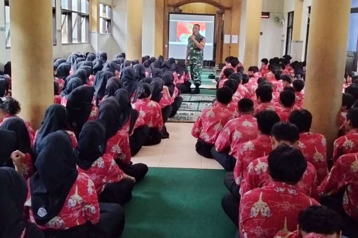 Babinsa Pandanwangi berikan wasbang perkuat nasionalisme siswa SMPN 14 Kota Malang. (ist) - Babinsa Pandanwangi Berikan Wasbang Perkuat Nasionalisme Siswa SMPN 14 Kota Malang