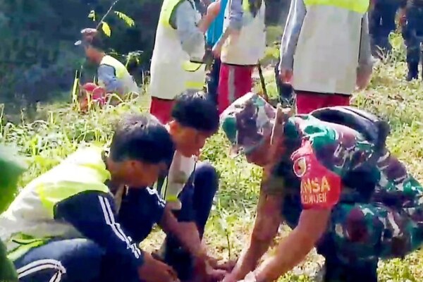 Babinsa Pandanwangi Bersama Siswa-Siswi SMPN 24 Malang Tanam Pohon Buah