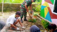 Babinsa Sukun bersama karang taruna Kebonsari karya bakti bersihkan Balai RW 03. (ist) - Babinsa Sukun Bersama Karang Taruna Kebonsari Karya Bakti Bersihkan Balai RW 03