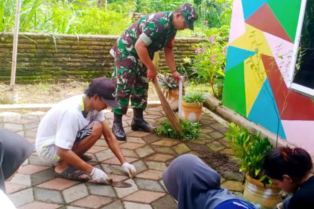 Babinsa Sukun bersama karang taruna Kebonsari karya bakti bersihkan Balai RW 03. (ist) - Babinsa Sukun Bersama Karang Taruna Kebonsari Karya Bakti Bersihkan Balai RW 03