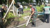 Babinsa Sukun Karya Bakti Bantu Warga Taman Walet Utara Bersihkan Lingkungan