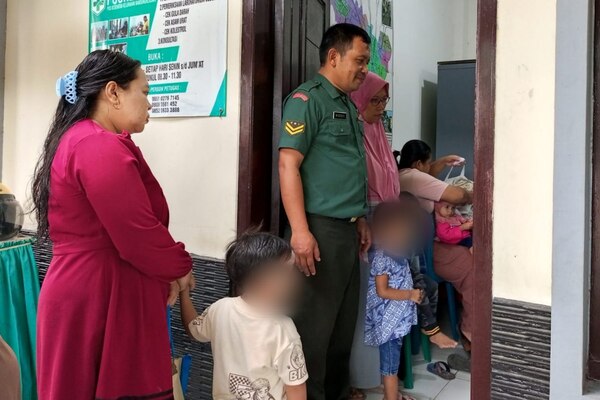 Babinsa Sukun Pantau Pendistribusian Bantuan Makanan Anak Stunting Bandungrejosari