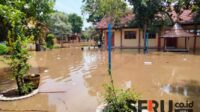 Banjir juga menggenangi perkantoran seperti Kecamatan, Puskesmas, dan sekolah. (Seru.co.id/aza) - Selain Ratusan Rumah Terendam Banjir, Gedung perkantoran Juga Terendam hingga Berkas Penuh Lumpur