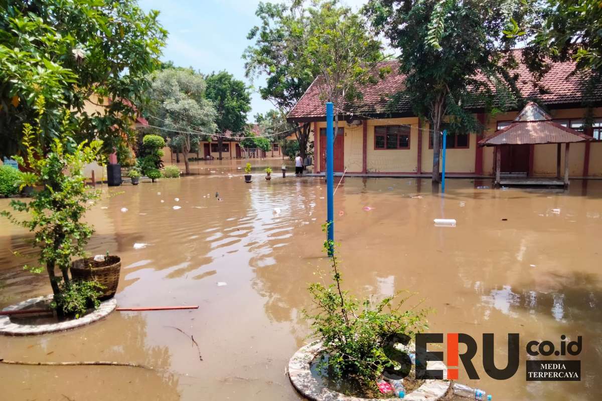 Banjir juga menggenangi perkantoran seperti Kecamatan, Puskesmas, dan sekolah. (Seru.co.id/aza) - Selain Ratusan Rumah Terendam Banjir, Gedung perkantoran Juga Terendam hingga Berkas Penuh Lumpur