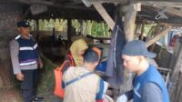 Bhabinkamtibmas Polsek Bumiaji dampingi kegiatan Vaksinasi Booster PMK di wilayah Desa Punten. (ist) - Bhabinkamtibmas Polsek Bumiaji Dampingi Vaksinasi PMK Ternak Sapi Warga Desa Punten