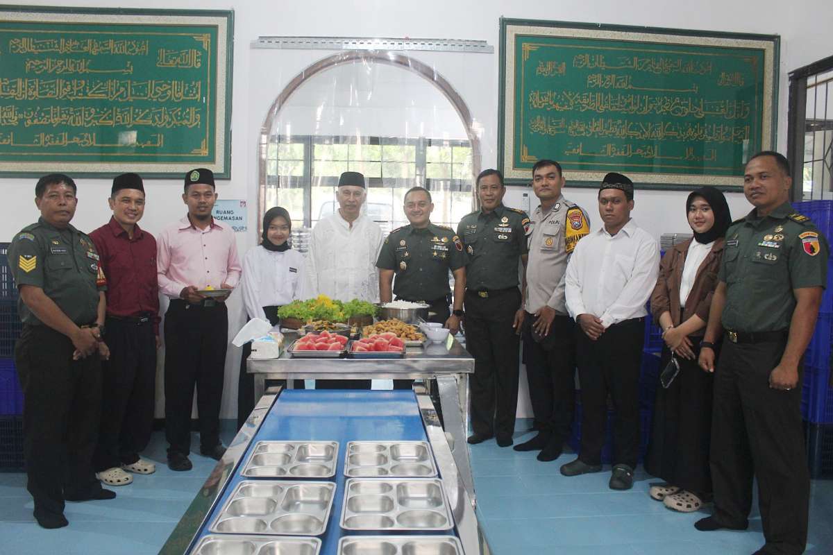 Dandim 0833 Kota Malang bersama pengasuh resmikan SPPG di Pondok Pesantren Bahrul Magfiroh. (ist) - Dandim 0833 Kota Malang Resmikan SPPG di Pondok Pesantren Bahrul Magfiroh