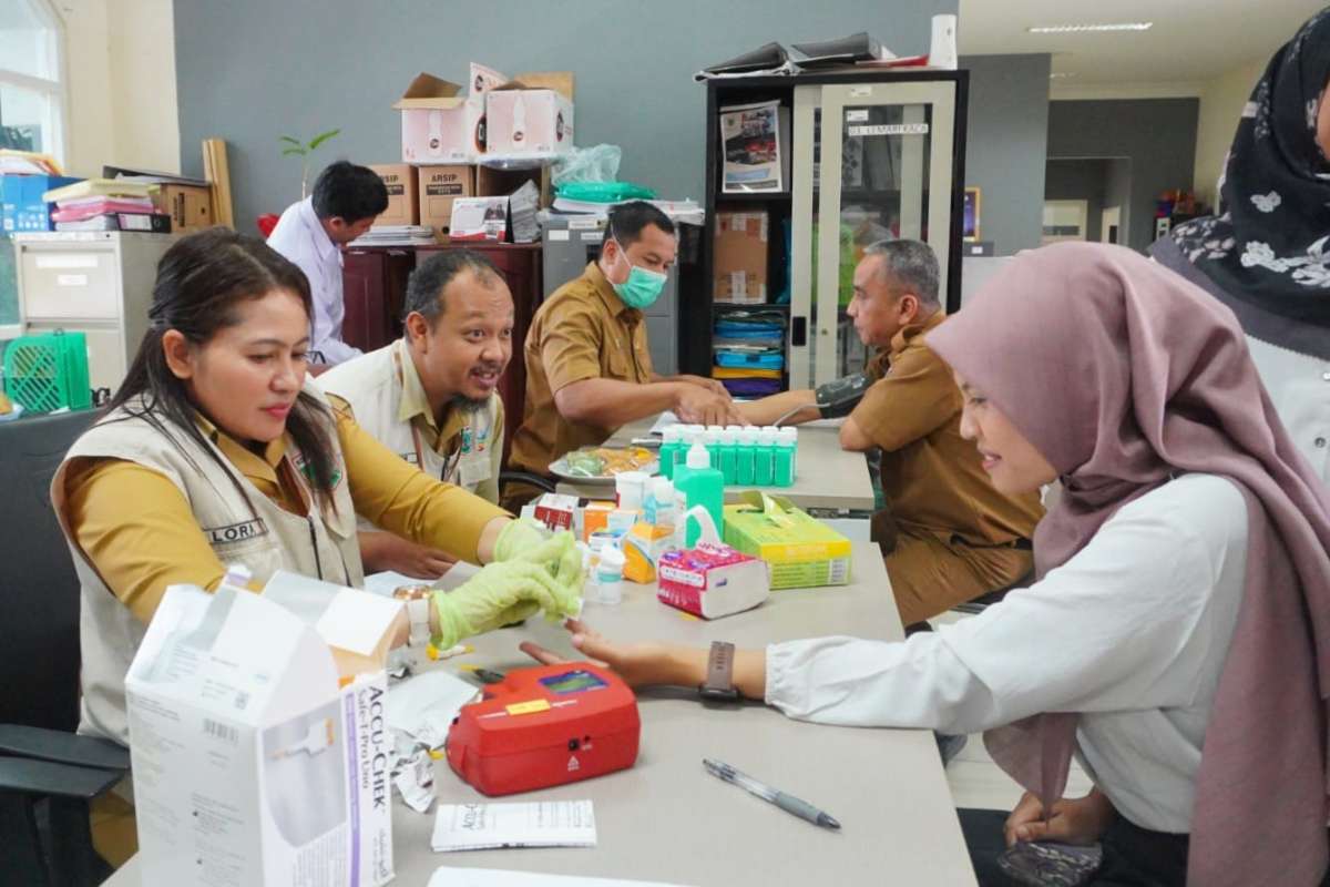 Deblora F. Banunaek, Pemegang Program Penyakit Tidak Menular, Dinkes Kota Batu melakukan screening pegawai Diskominfo Batu. (ist) - Dinkes Lakukan Screening Kesehatan, Deteksi Dini Penyakit ASN di Tiap SKPD