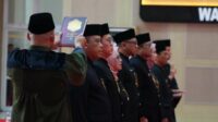 Delapan Pejabat OPD di lingkungan Pemkot Batu mengambil Sumpah dan menandatangani Pakta Integritas. (ist) - Sebelum Purna Tugas, Pj Aries Lantik Sejumlah Pejabat Eselon 2 Setingkat Kepala Dinas