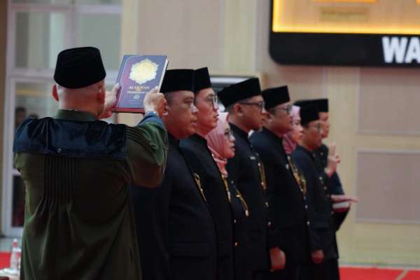 Delapan Pejabat OPD di lingkungan Pemkot Batu mengambil Sumpah dan menandatangani Pakta Integritas. (ist) - Sebelum Purna Tugas, Pj Aries Lantik Sejumlah Pejabat Eselon 2 Setingkat Kepala Dinas