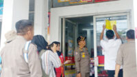 Pemkab Bojonegoro Pasang Stiker Tanda Izin pada Toko Modern Berjejaring