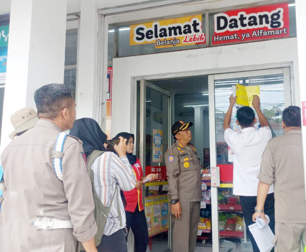 Pemkab Bojonegoro Pasang Stiker Tanda Izin pada Toko Modern Berjejaring