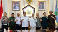 Foto bersama usai pelunasan gedung parkir eks Gedung Mandiri Syariah. (pro) - Pemkot Malang Lunasi Pembayaran Lahan Parkir Kayutangan Heritage