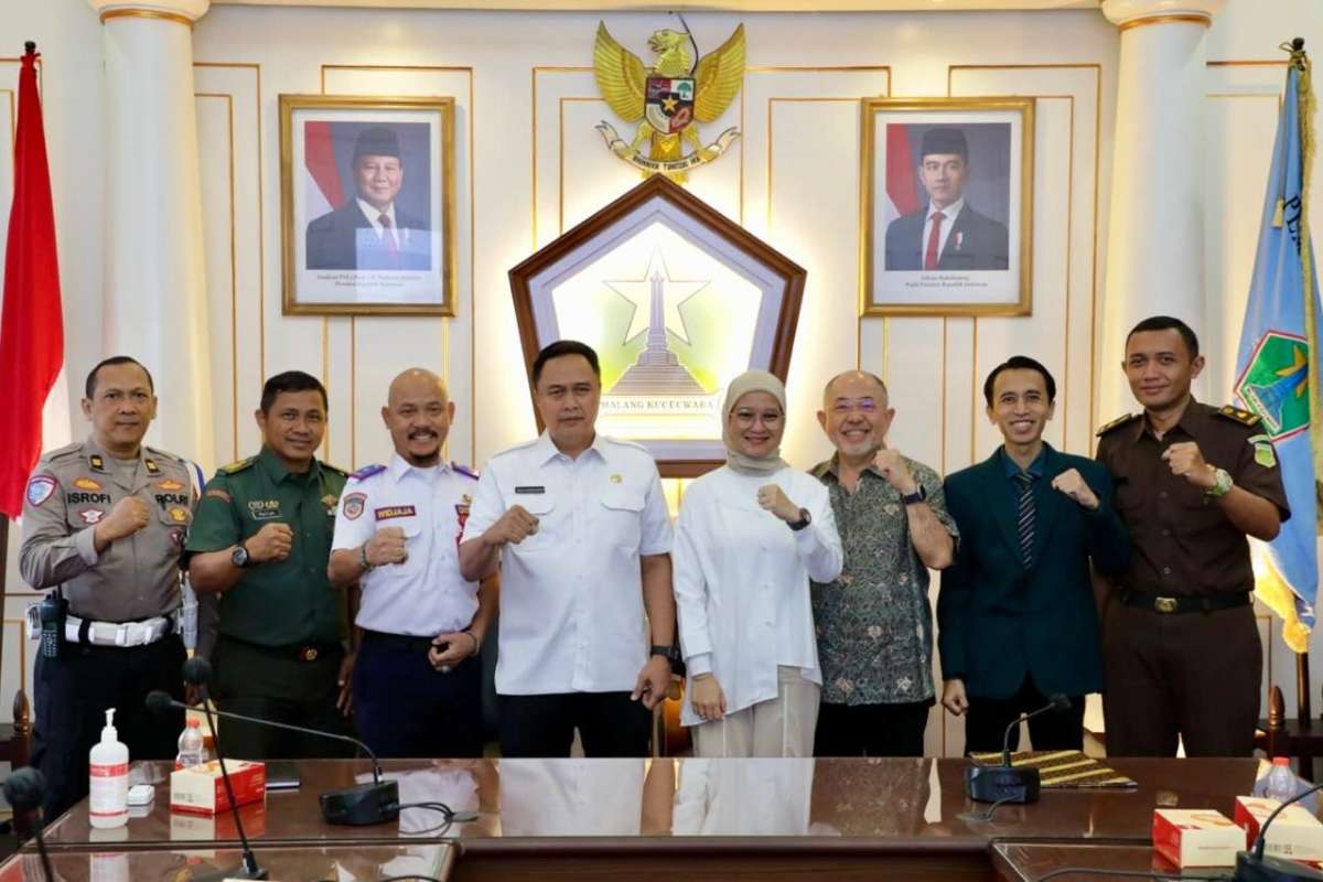 Foto bersama usai pelunasan gedung parkir eks Gedung Mandiri Syariah. (pro) - Pemkot Malang Lunasi Pembayaran Lahan Parkir Kayutangan Heritage