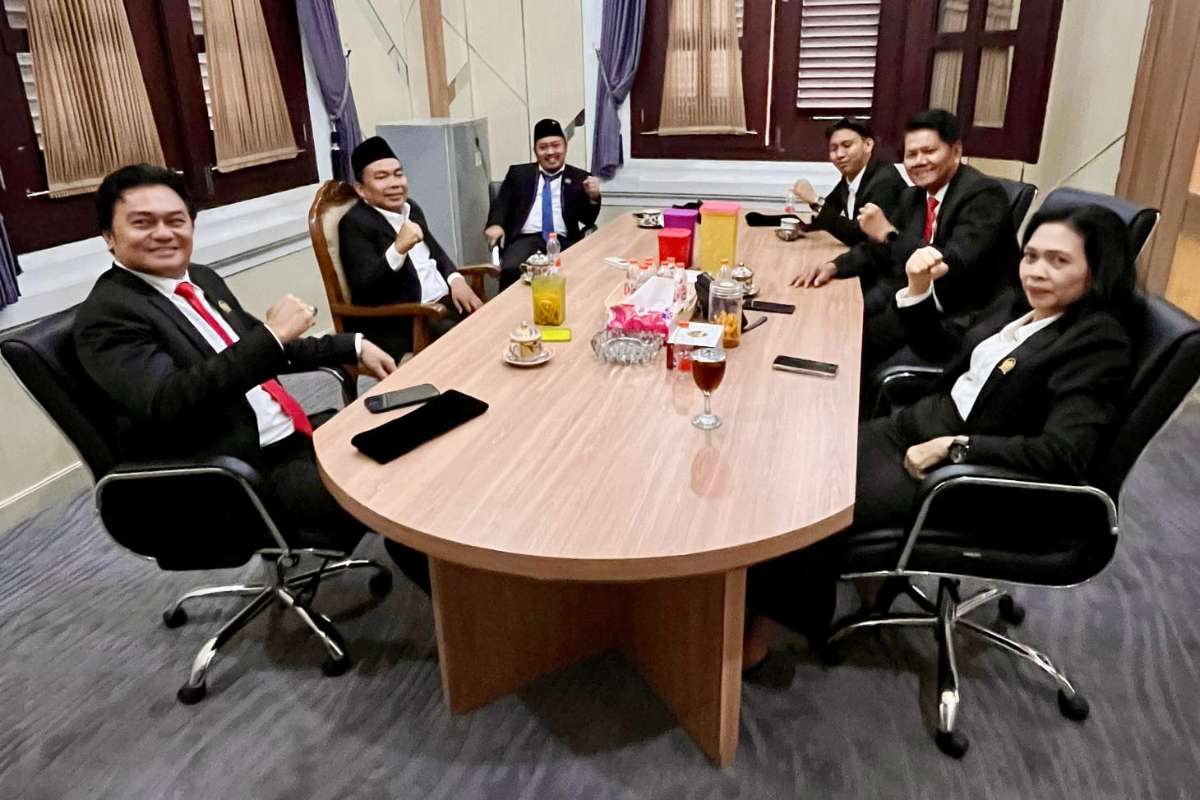 Fraksi Nasdem-PSI DPRD Kota Malang bersama Wakil Wali Kota Malang, Ali Muthohirin di ruang fraksi. (ist) - Fraksi Nasdem-PSI DPRD Kota Malang Siap Kawal Program Wahyu-Ali Selama Lima Tahun