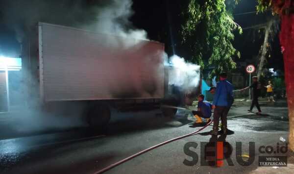 Mobil Box Expedisi Bali Prima Terbakar di Situbondo