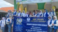 Peringati Hari Jadi ke-50, IWAPI Sidoarjo Bagi Makanan di Sekolah