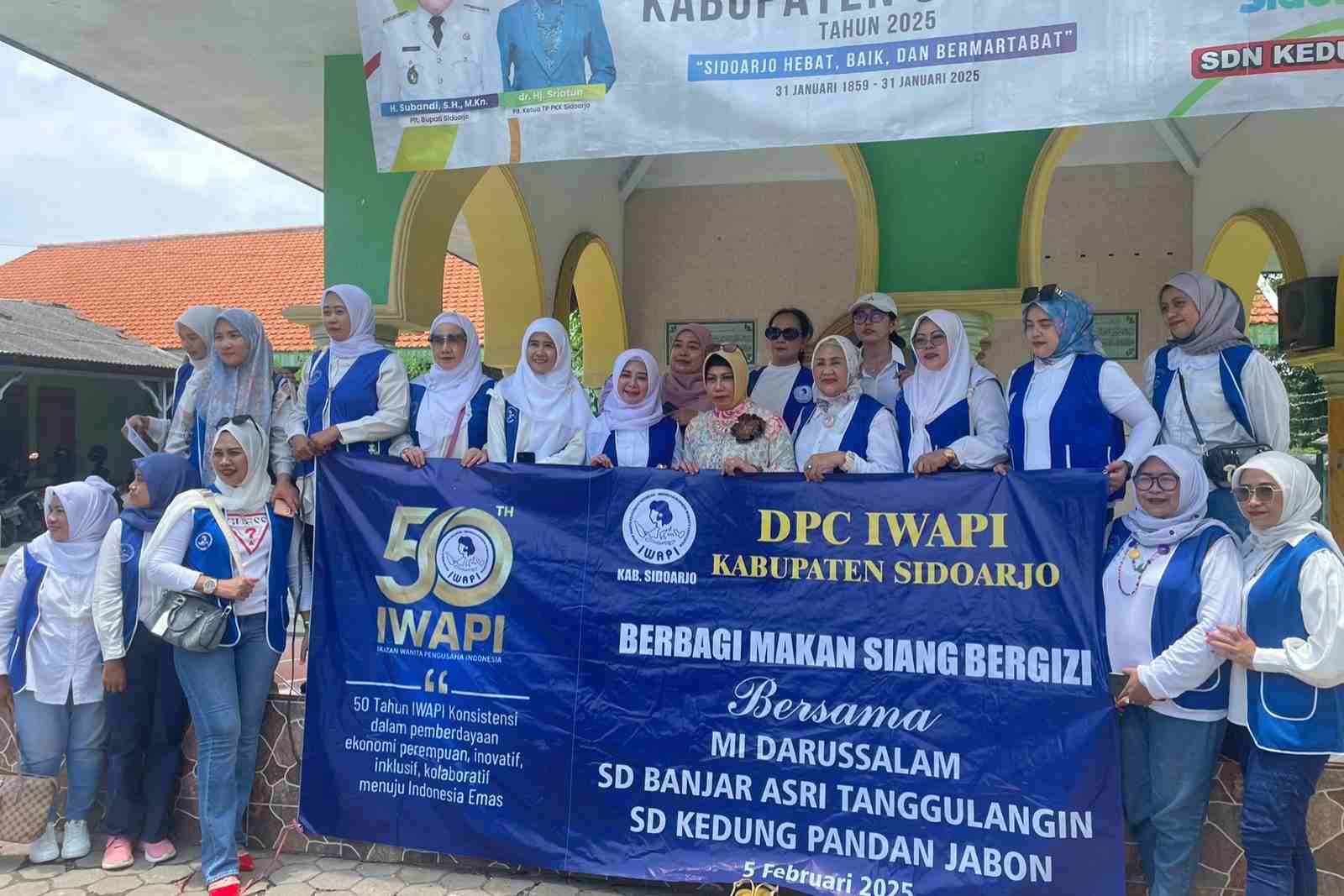Peringati Hari Jadi ke-50, IWAPI Sidoarjo Bagi Makanan di Sekolah