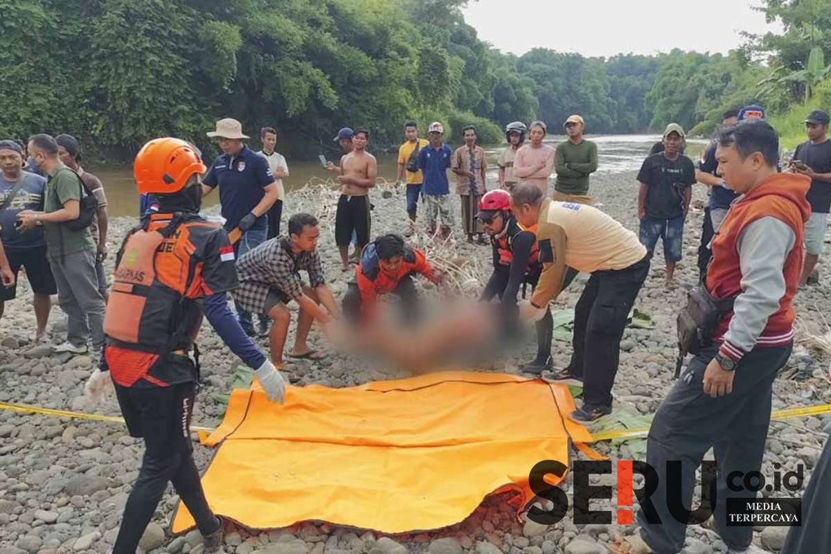 Jasad Bocah 9 tahun usai ditemukan di bantaran Sungai Bedadung. (Seru.co.id/amb) - Bocah 9 Tahun yang Terseret Banjir di Jember Ditemukan Meninggal Dunia