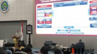 Juli Budi dari Bank Indonesia saat memberikan kuliah tamu di GKB A20 lantai 9 UM. (Seru.co.id/afi) - UM Gelar Kuliah Tamu Bersama Bank Indonesia, Soroti Berbagai Tantangan Ekonomi Global