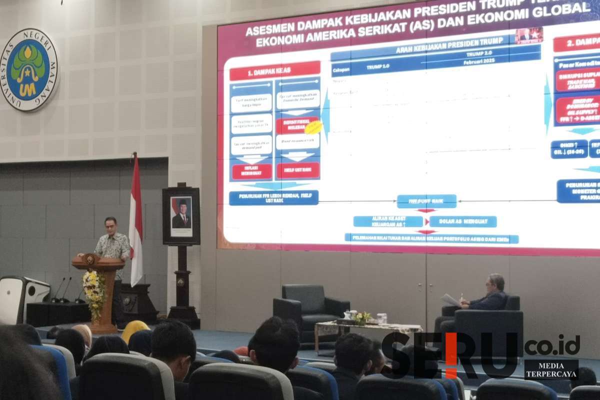 Juli Budi dari Bank Indonesia saat memberikan kuliah tamu di GKB A20 lantai 9 UM. (Seru.co.id/afi) - UM Gelar Kuliah Tamu Bersama Bank Indonesia, Soroti Berbagai Tantangan Ekonomi Global