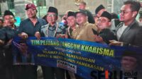 K. Holil bersama tim pemenangan saat merayakan kemenangannya. (seru.co.id/udi) - MK Tolak Sengketa Pilkada, K. Holil Resmi Kembali Nahkodai Pamekasan