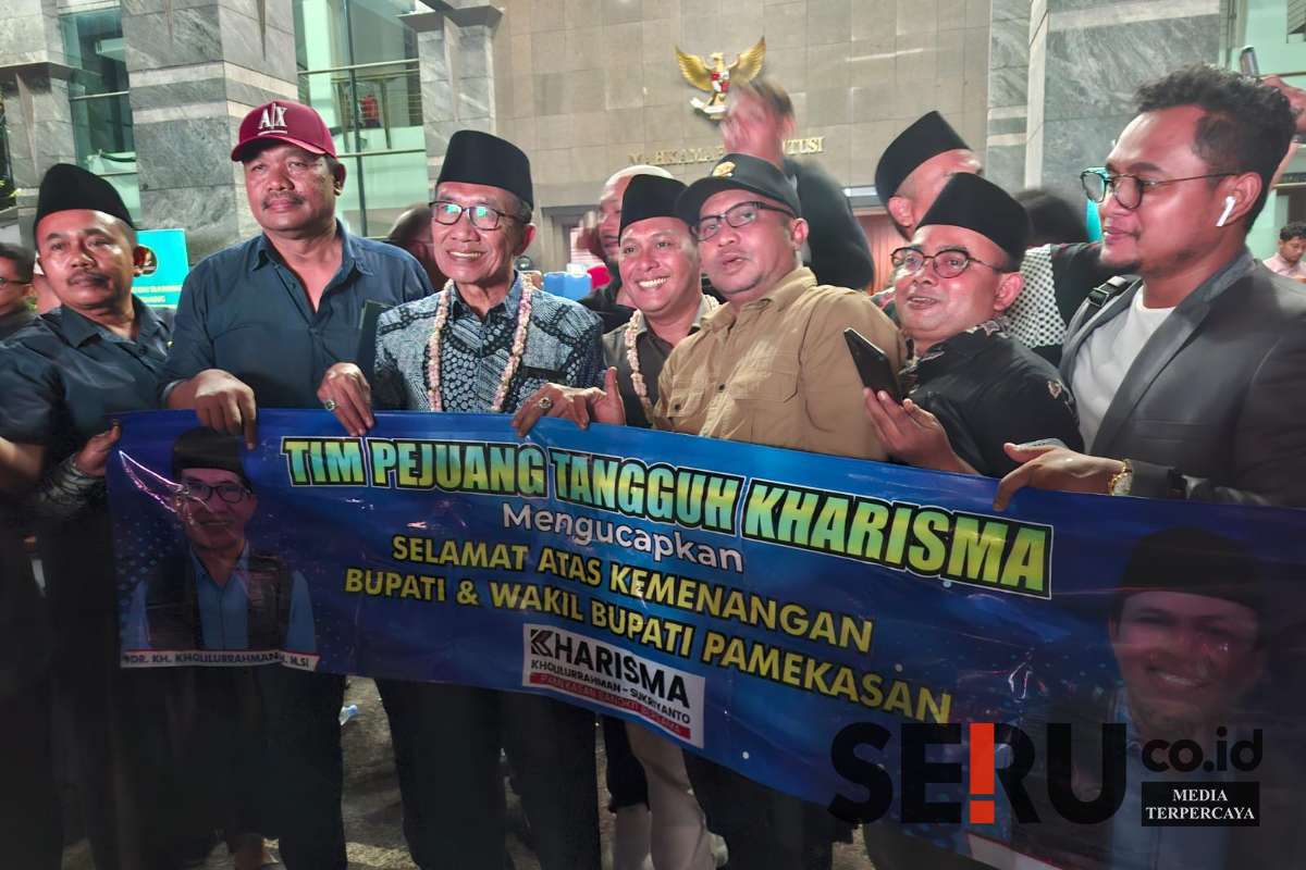 K. Holil bersama tim pemenangan saat merayakan kemenangannya. (seru.co.id/udi) - MK Tolak Sengketa Pilkada, K. Holil Resmi Kembali Nahkodai Pamekasan