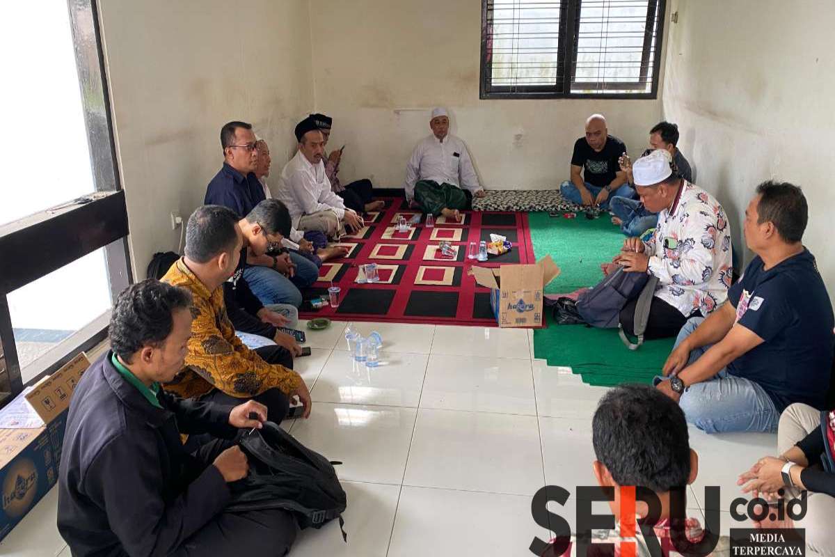 KMPJ saat melakukan audiensi di Sekretariat PWI Jember. (Seru.co.id/amb) - KMPJ dan PWI Jalin Sinergi, Komitmen Perangi Peredaran Miras dan Narkoba di Jember