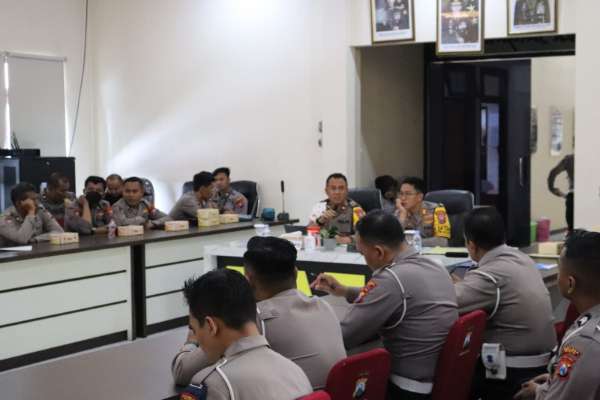 Kabag Ops dan Kasatlantas Polres Batu memimpin Latpra Ops Keselamatan Semeru 2025. (ist) - Jelang Ramadan, Polres Batu Gelar Latpraops Keselamatan Semeru 2025