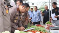 Kapolres Batu memeriksa harga komoditas di Pasar Induk Among Tani. (ist) - Polres dan Diskumperindag Pastikan Ketersediaan Bahan Pokok Penting di Kota Batu Aman