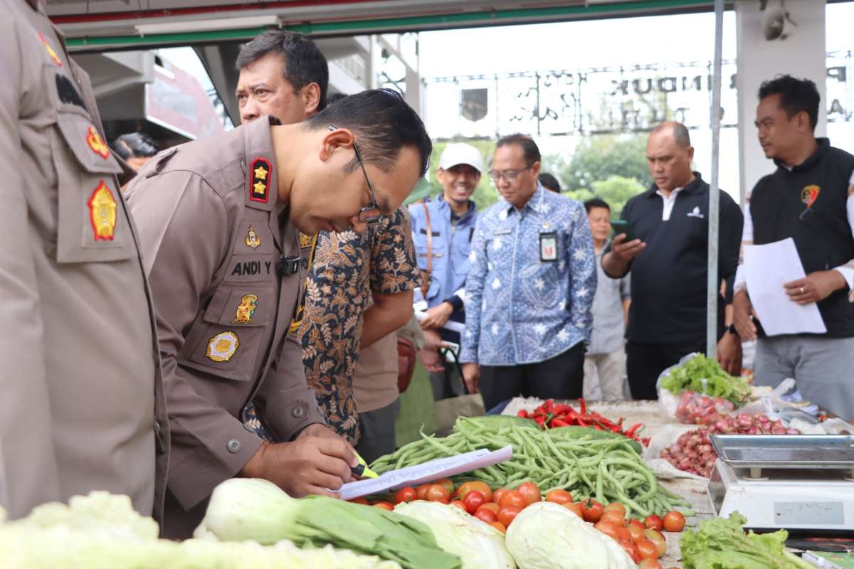 Kapolres Batu memeriksa harga komoditas di Pasar Induk Among Tani. (ist) - Polres dan Diskumperindag Pastikan Ketersediaan Bahan Pokok Penting di Kota Batu Aman