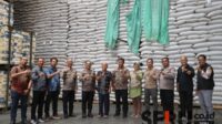 Kapolres Batu saat berada di gudang Bawang putih. (ist) - Bawang Putih di Batu Aman, Warga Tak Perlu Aksi Borong dan Timbun