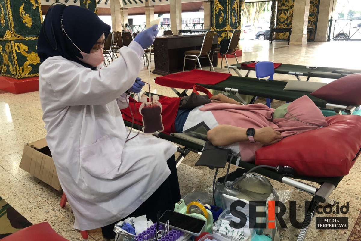 Kegiatan bakti sosial yang digelar PWI Malang Raya, dengan menggandeng PMI dan Pemkab Malang. (Seru.co.id/wul) - Peringati HPN dan HUT PWI ke-79, PWI Malang Raya Gelar Bakti Sosial Donor Darah