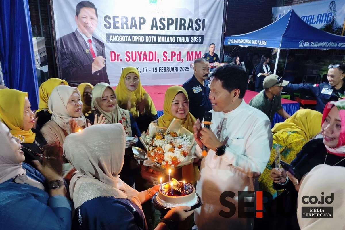 Kejutan tumpeng dan kue ulang tahun di akhir reses. (rhd) - Dr Suyadi Serap Aspirasi Warga Bandungrejosari, Keluhkan Kurikulum BPJS Kesehatan dan Efisiensi Anggaran