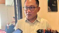 Kepala Bapenda Kota Malang, Handi Priyanto, sedang menjelaskan kepada media. (ska) - Bapenda Kota Malang Targetkan Pendapatan Pajak 2025 Rp846 Miliar